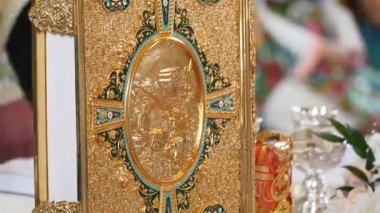 Düğün töreni için kilise öznitelikleri. Altın kron sunak üzerinde vardır. Rahip öznitelikleri. Kilisenin iç