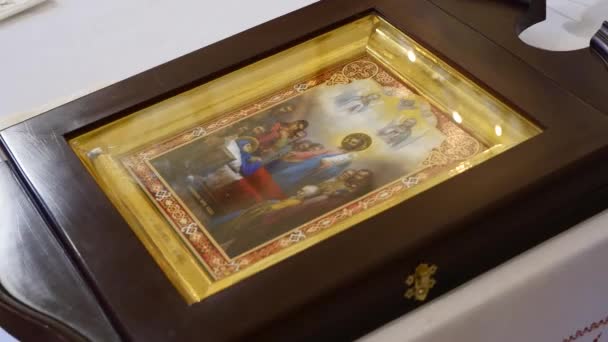 De kenmerken van de kerk voor de huwelijksceremonie. Gouden kronen worden op het altaar. Kenmerken van de priester. Interieur van de kerk — Stockvideo