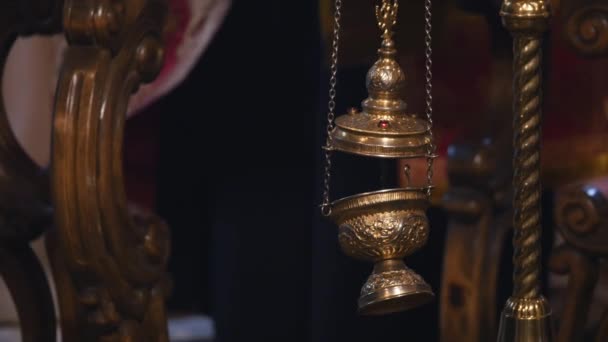 De kenmerken van de kerk voor de huwelijksceremonie. Gouden kronen worden op het altaar. Kenmerken van de priester. Interieur van de kerk — Stockvideo