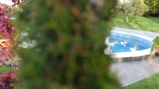 Piscina en la parte trasera de la casa de lujo con terraza de piedra azul — Vídeos de Stock