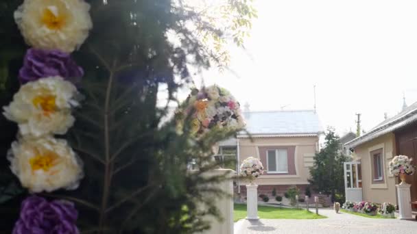 La decoración para la ceremonia de boda en el patio — Vídeos de Stock