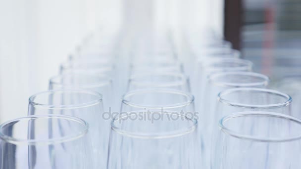 Macro cristalería de cerca. Llantas de vasos vacíos para vino espumoso preparados para ser vertidos en la celebración de la noche festiva aniversario de cumpleaños o boda - cambiando el enfoque de poca profundidad de campo — Vídeo de stock
