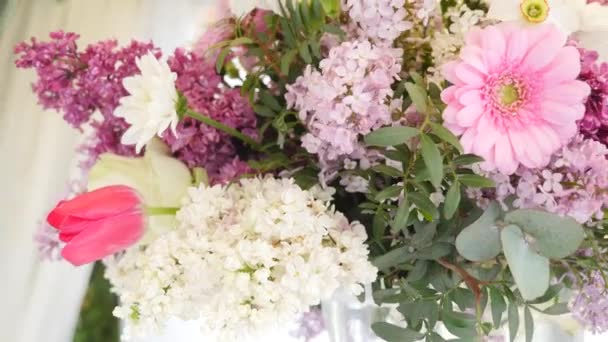 Hermosas flores en la mesa en el día de la boda — Vídeo de stock