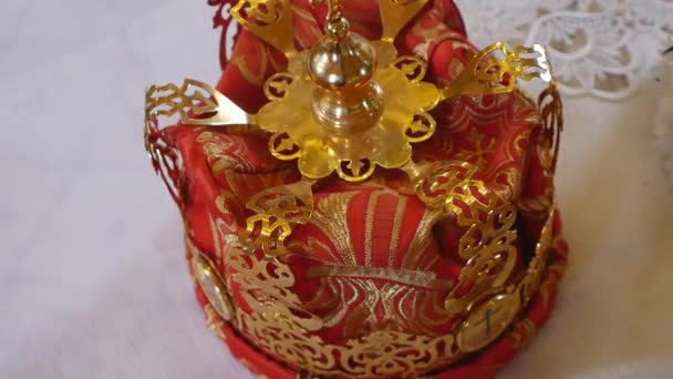 Atributos de la iglesia para ceremonia de boda. Las coronas de oro están en el altar. Atributos del sacerdote. Interior de la iglesia — Vídeo de stock