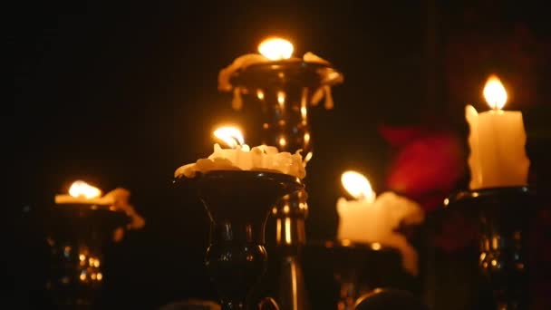 Свечи гаснут в церкви — стоковое видео