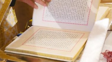 Düğün töreni için kilise öznitelikleri. Altın kron sunak üzerinde vardır. Rahip öznitelikleri. Kilisenin iç