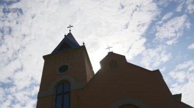 Ortodoks Kilisesi ve mavi gökyüzü arka plan üzerinde