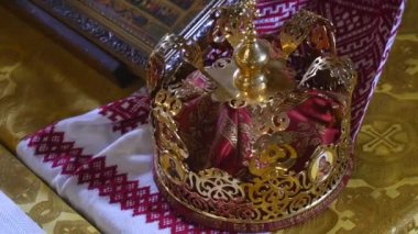 Düğün töreni için kilise öznitelikleri. Altın kron sunak üzerinde vardır. Rahip öznitelikleri. Kilisenin iç