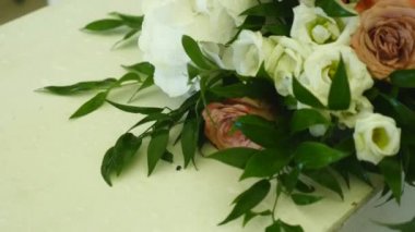 düğün günü masaya güzel çiçek