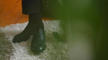 Damat kapalı ayakkabı giyiyor. Yakışıklı erkek portresi