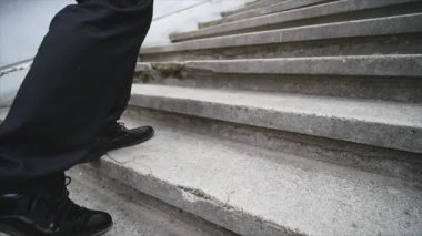 Damat merdivenlerde yükselir