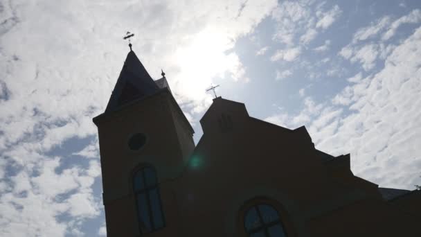 Православна церква на фоні блакитного неба — стокове відео