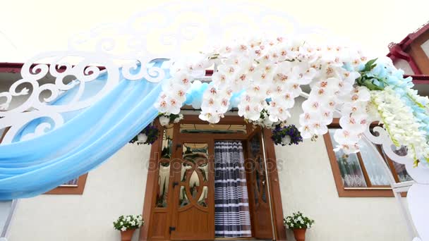 Decoração de uma cerimônia de casamento em uma jarda — Vídeo de Stock