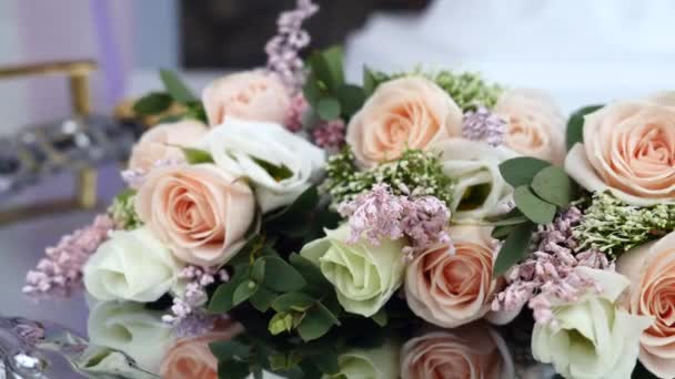 Bouquet de flores da noiva, bouquet de noiva bonita sobre a mesa, noivo boutonniere, dia do casamento, buquê de noivas. preparações de casamento — Vídeo de Stock