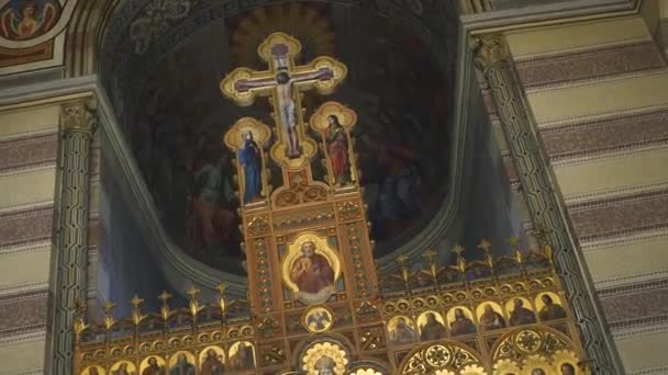 Církevní atributy pro svatební obřad. Na oltáři jsou zlaté koruny. Atributy kněze. Interiér kostela — Stock video