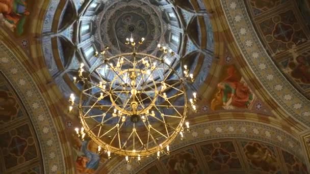 Gran lámpara de araña de bronce en la iglesia cristiana catedral, primer plano — Vídeo de stock
