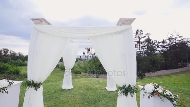Matrimonio fiore arco decorazione. Arco da sposa decorato con fiori — Video Stock