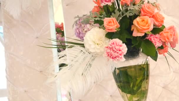 Красивые цветы на столе в день свадьбы — стоковое видео