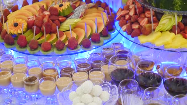 Diversi frutti freschi sul tavolo del buffet di nozze. Frutta e bacche Decorazione tavola nuziale. Ricevimento a buffet vini di frutta champagne. Decorazione tavola nuziale — Video Stock