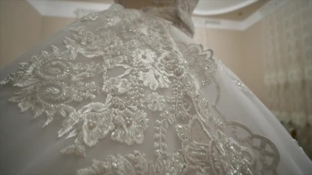 Robe de mariée blanche sur un mannequin dans la chambre 