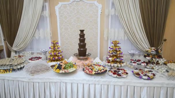 Mesa de banquete de catering bellamente decorada con diferentes alimentos en el evento de fiesta de cumpleaños de Navidad corporativa o la celebración de la boda — Vídeos de Stock