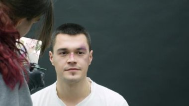 Makyaj sanatçısı, işe uygulanan özel efektler makyaj