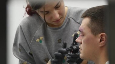 Makyaj sanatçısı, işe uygulanan özel efektler makyaj