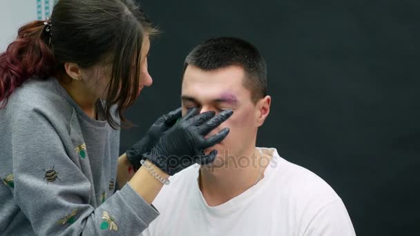 Maquillaje artista en el trabajo aplicando efectos especiales maquillaje — Vídeos de Stock