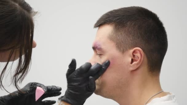 Καλλιτέχνης μακιγιάζ στο λειτουργούν εφαρμόζοντας ειδικά εφέ μακιγιάζ — Αρχείο Βίντεο
