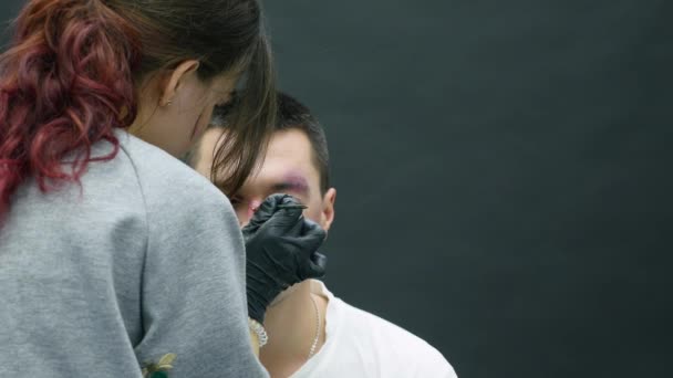 Makeupartist på arbete tillämpa specialeffekter makeup — Stockvideo