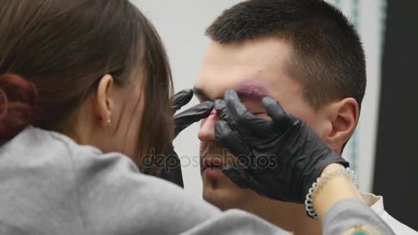 Wizażystka w pracy zastosowanie makijażu efekty specjalne — Wideo stockowe