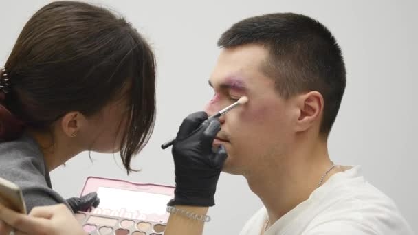 Maquillaje artista en el trabajo aplicando efectos especiales maquillaje — Vídeos de Stock