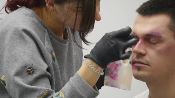 Maquillaje artista en el trabajo aplicando efectos especiales maquillaje — Vídeos de Stock