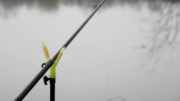 Fishing rod waiting for bait in river water — Stock Video