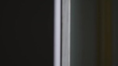 Mens el kapıyı açar