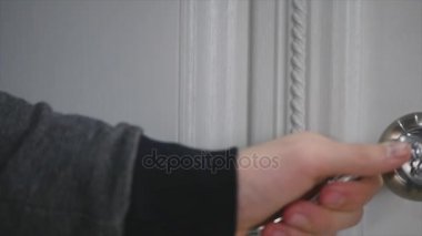 Mens el açar ve kapıyı kapatır