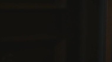 Mens el açar ve kapıyı kapatır