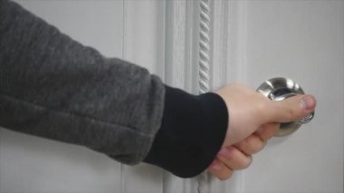 Mens el kapıyı açar