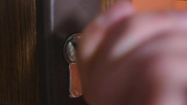Anahtar anahtar deliği içinde gidiyor