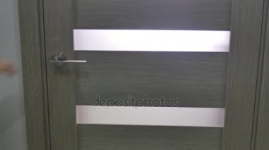 Adam kapıyı açıp odaya girdiği