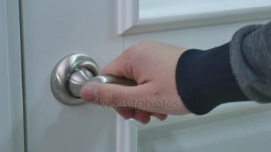 Mens el kapıyı açar