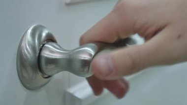 Mens el kapıyı açar