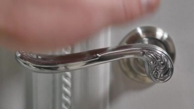 Mens el kapıyı açar. seçici odak