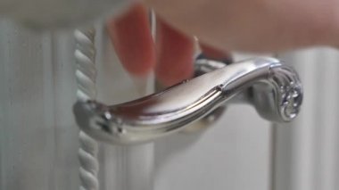 Mens el kapıyı açar. seçici odak