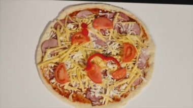 Masanın üzerine biberli pizza