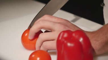 Bir domates bir bıçak ile kesme Şef. yakın çekim