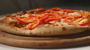 Masanın üzerine biberli pizza