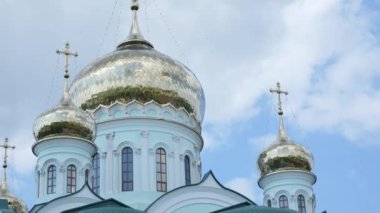 Mavi gökyüzü ve beyaz bulutlar karşı ülke kilise çan kulesi