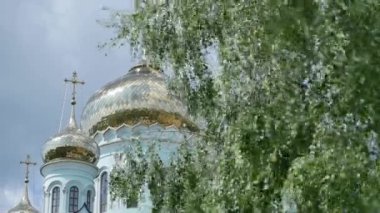 Mavi gökyüzü ve beyaz bulutlar karşı ülke kilise çan kulesi