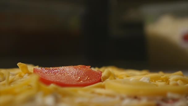 Kocken Hand att göra italiensk Pizza — Stockvideo